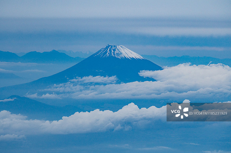 飞机航拍日本静冈县的富士雪山图片素材