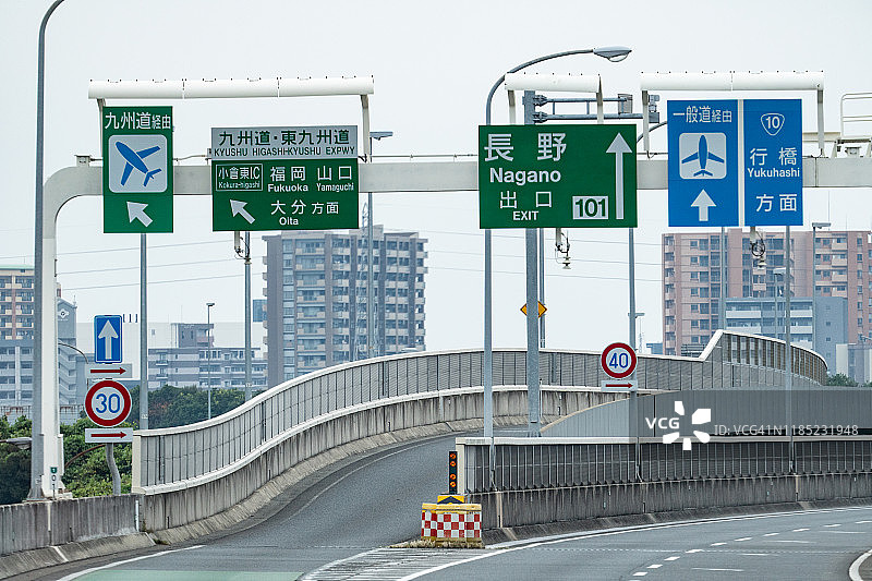 日本福冈县高速公路上的道路指示牌图片素材