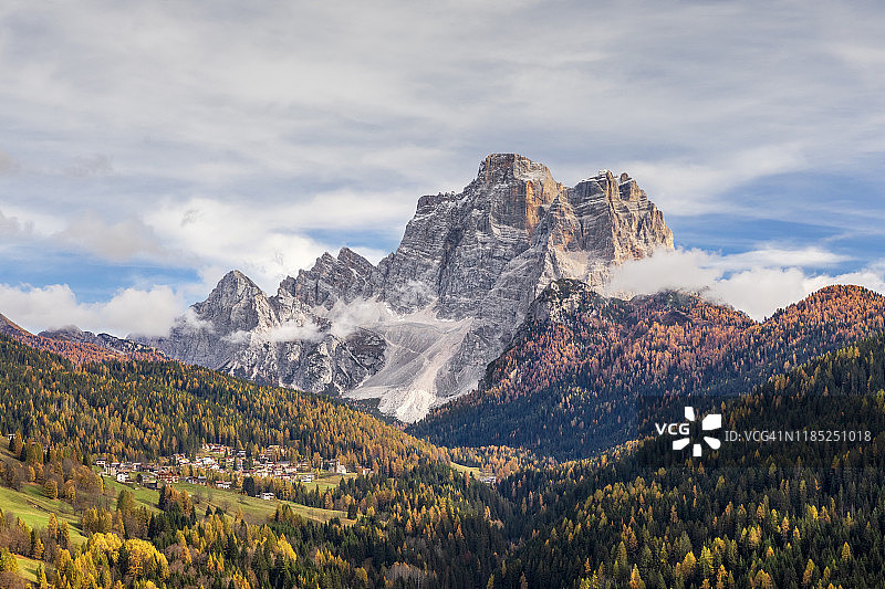 多洛米蒂山区村庄的秋色图片素材