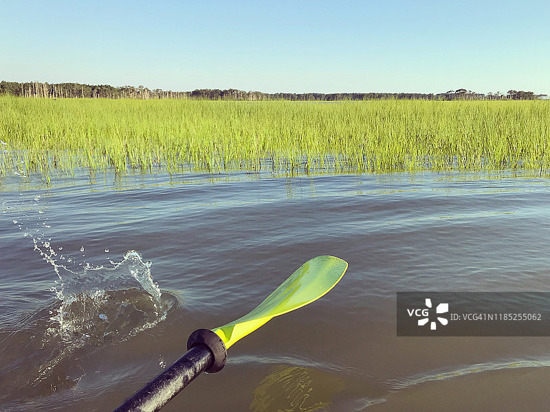 皮划艇上的个人视角，桨在沼泽水中飞溅图片素材