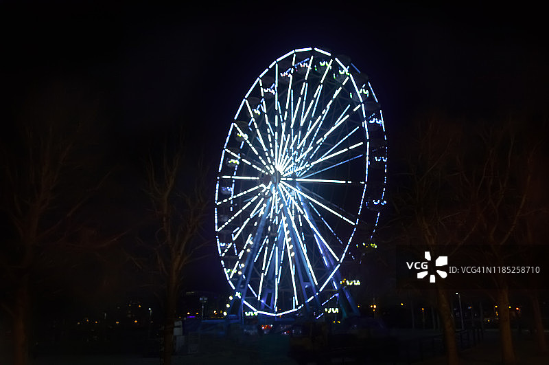 城市全景摩天轮仰视图图片素材