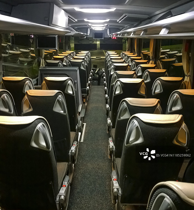 夜晚巴士上的空座位图片素材