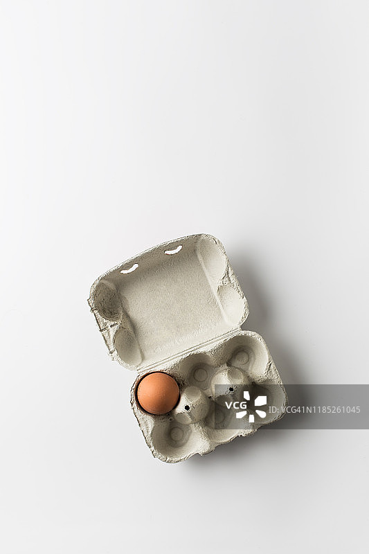 白色背景上的纸盒装棕色鸡蛋图片素材