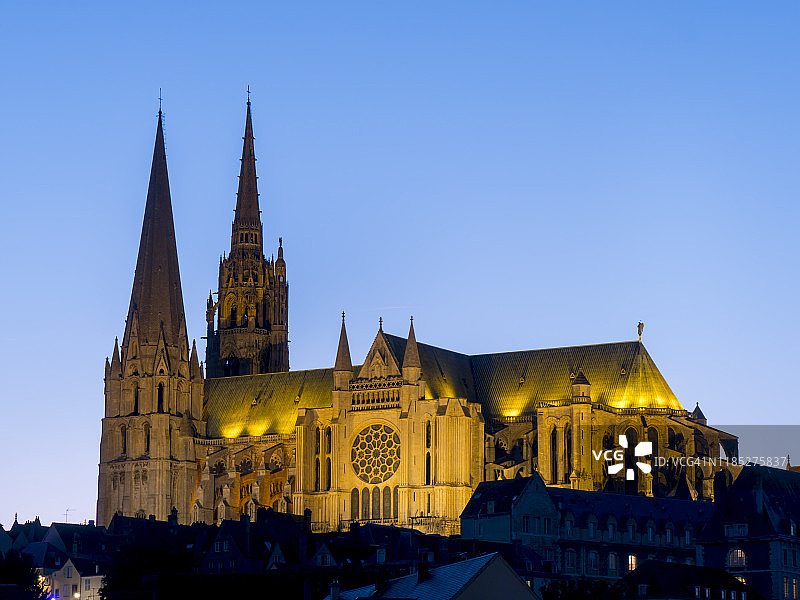高耸于城市之上的沙特尔大教堂双塔图片素材
