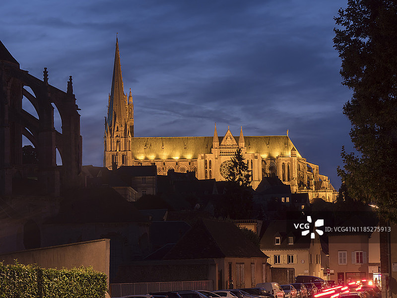 高耸于城市之上的沙特尔大教堂双塔图片素材