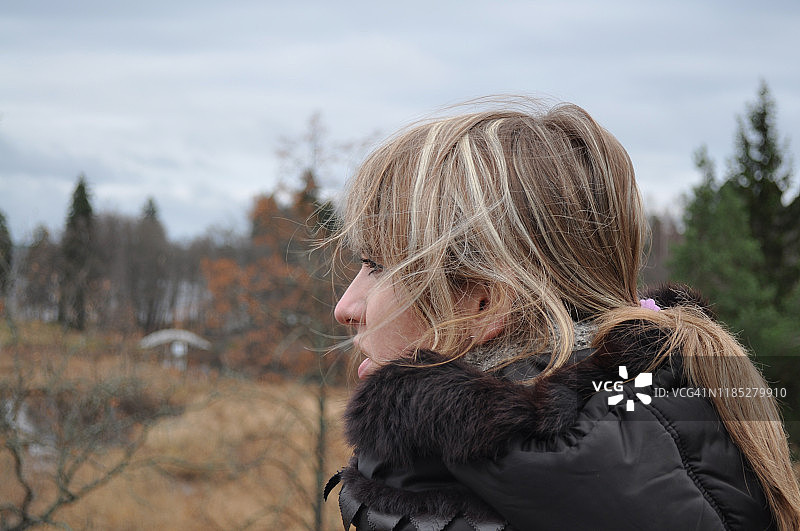 年轻女子的侧脸图片素材