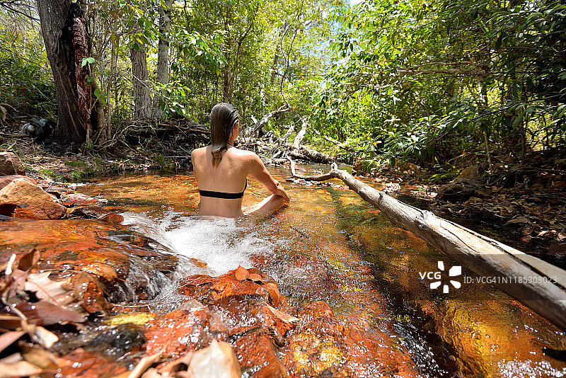 女人在河里放松图片素材