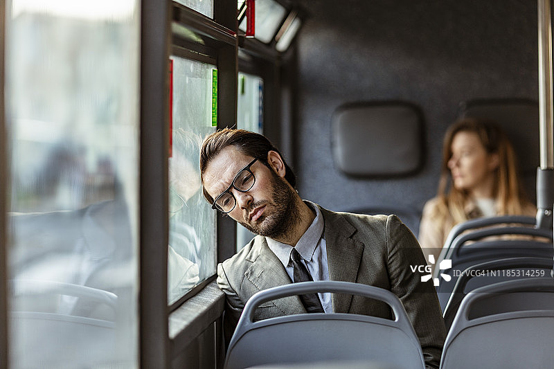 公交车内的疲惫男子图片素材