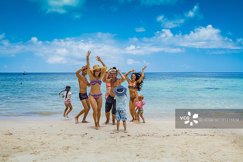 朋友在海滩上跳舞图片素材