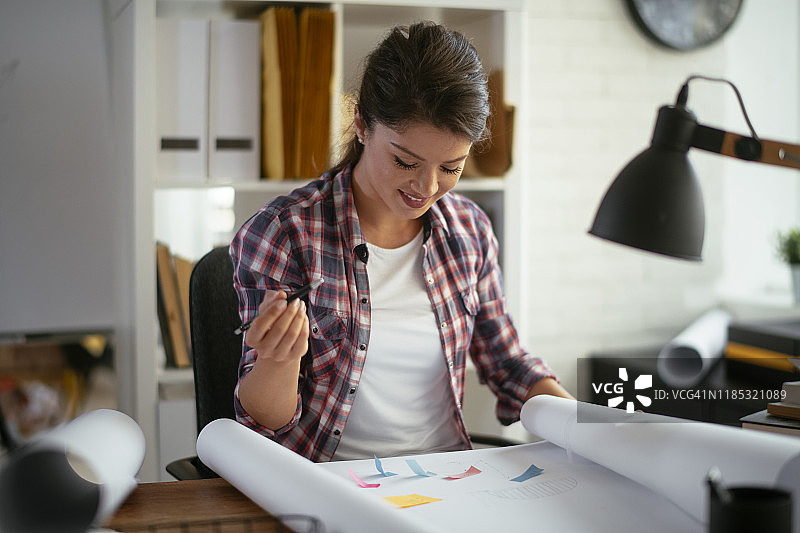 工作室里微笑的设计师图片素材