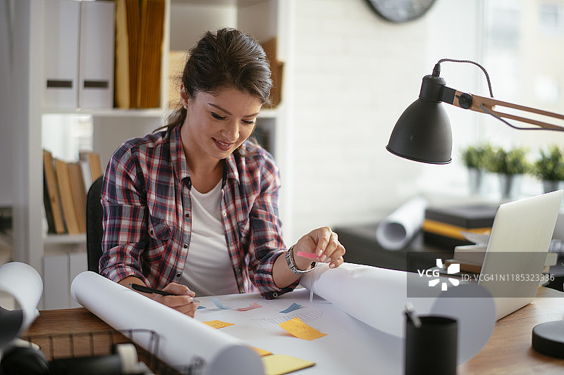 工作室里微笑的设计师图片素材