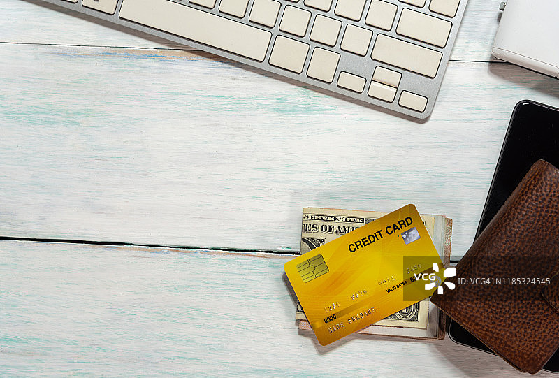 白色背景上的电脑键盘、信用卡和美元图片素材