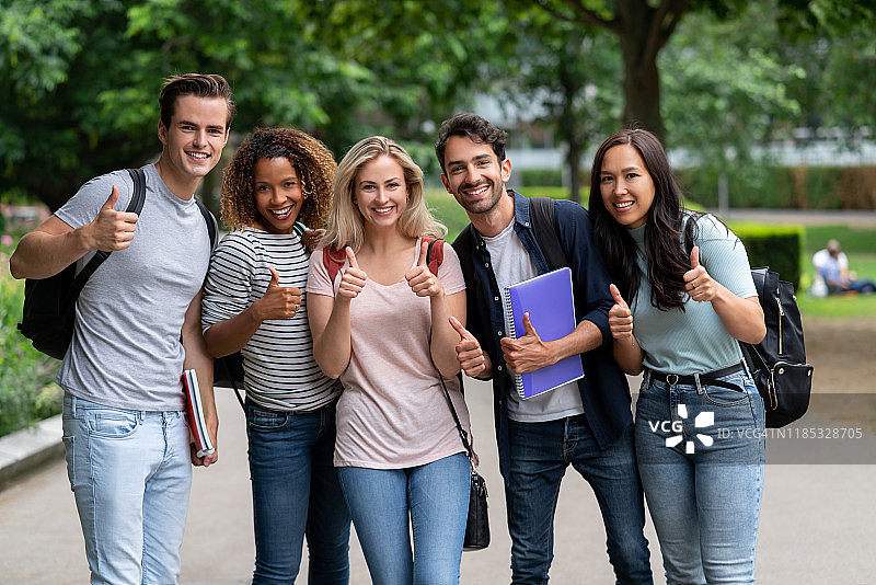 公园里竖起大拇指的各民族学生图片素材