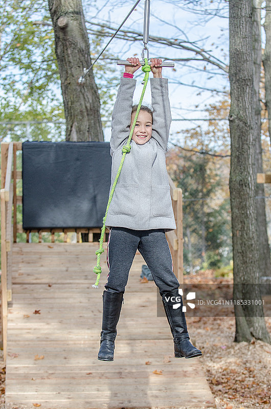 小女孩玩高空滑索图片素材