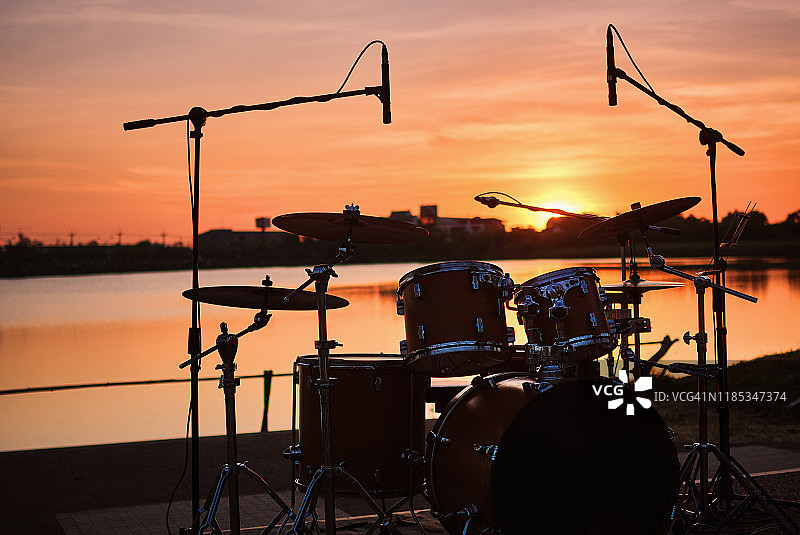 湖边的架子鼓剪影图片素材