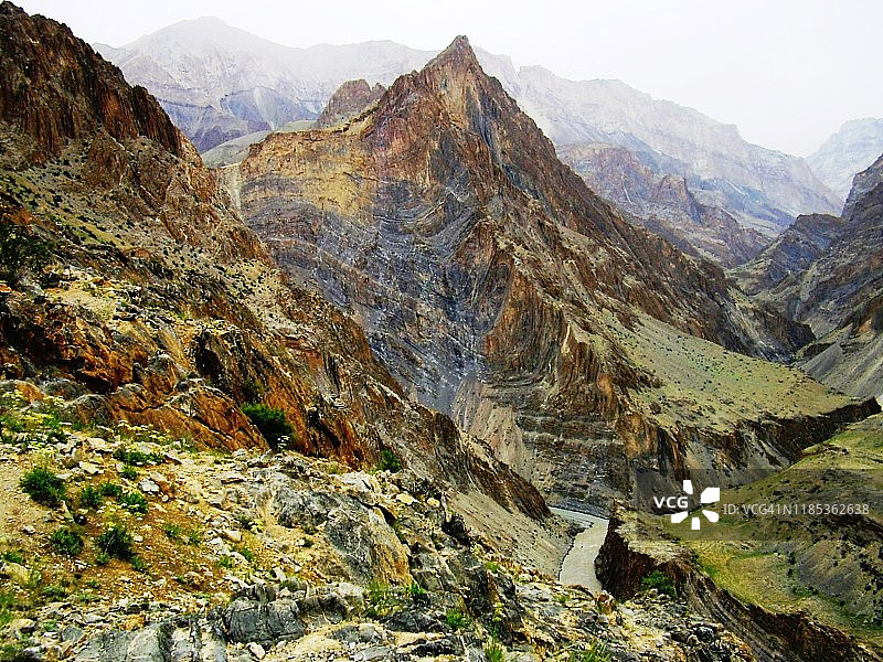 赞斯卡河穿流于喜马拉雅山脉图片素材