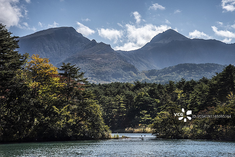 秋季的五色沼和磐梯山图片素材
