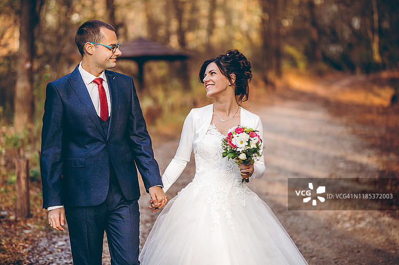 享受自然的新婚夫妇图片素材