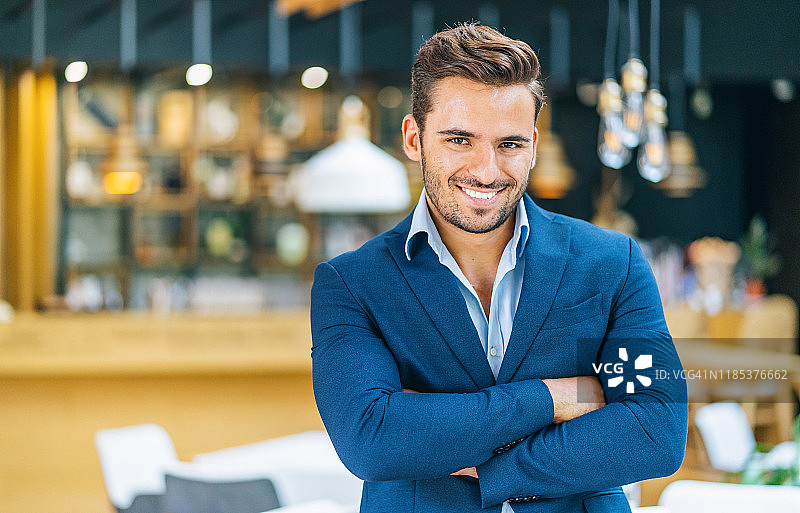 在餐厅里的英俊商人图片素材
