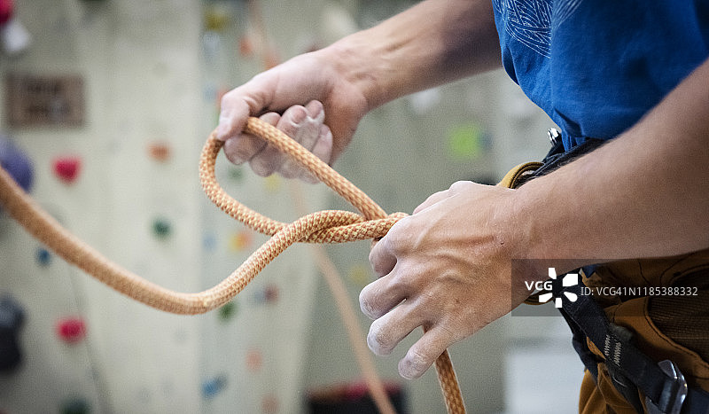 攀岩者特写图片素材