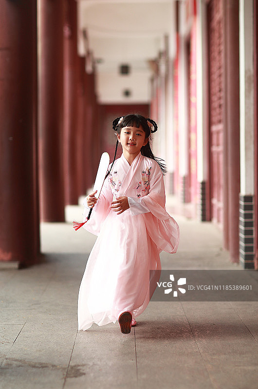 身穿汉服的孩子图片素材