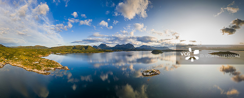 日落时分美丽的挪威峡湾航拍景色图片素材