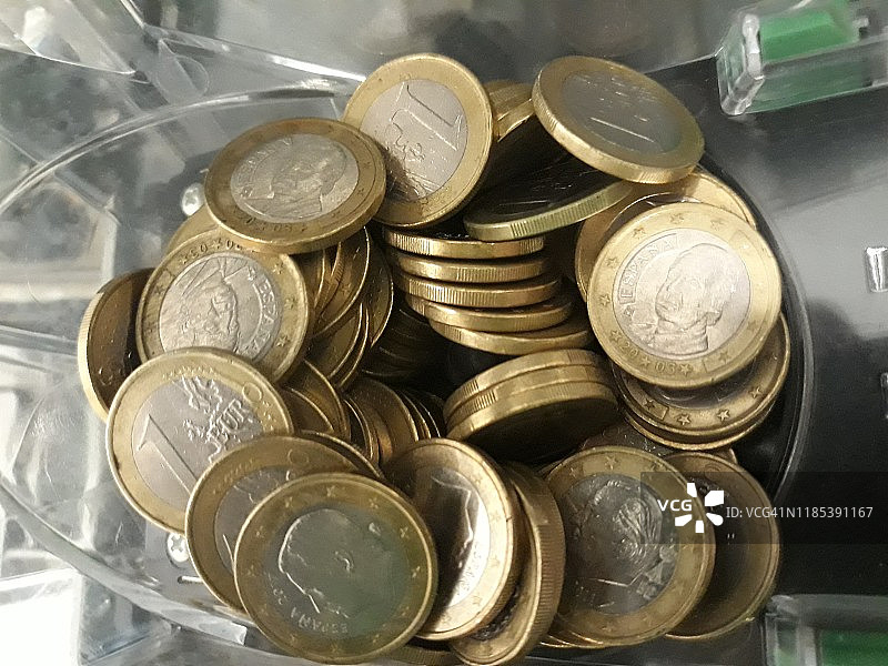 罐子里的欧元硬币俯视图图片素材