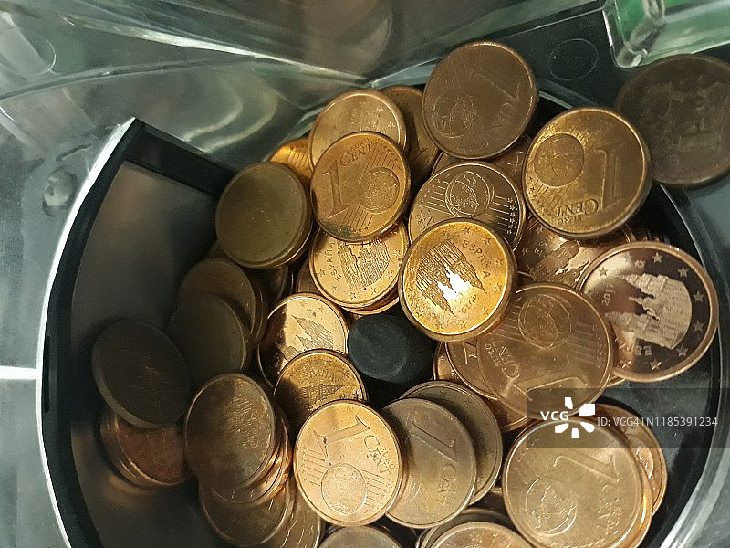 俯视拍摄：罐子里的1美分硬币图片素材