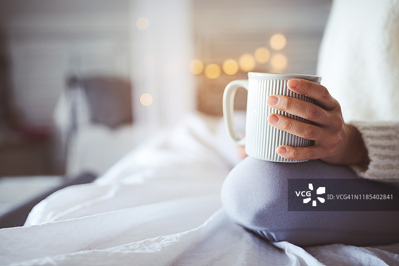 在床上享受下午茶时光图片素材