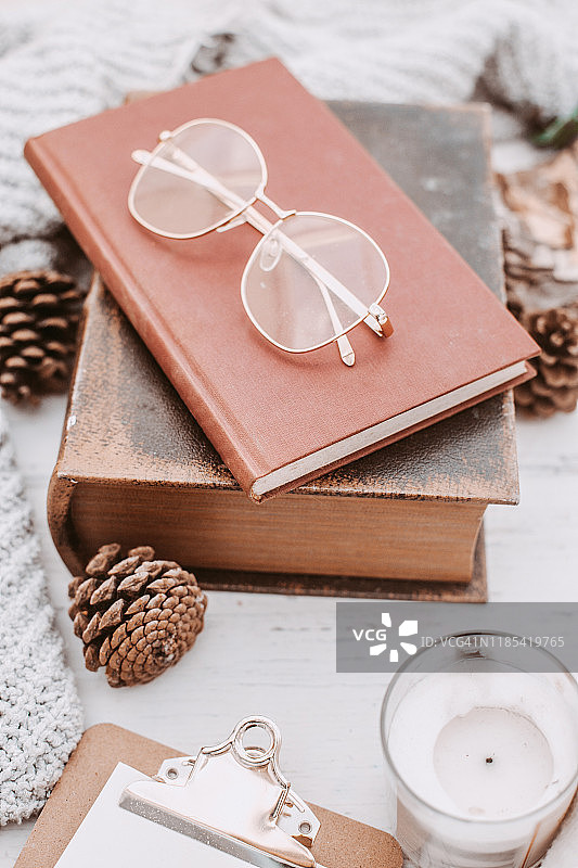 复古书籍眼镜温馨博主概念图片素材