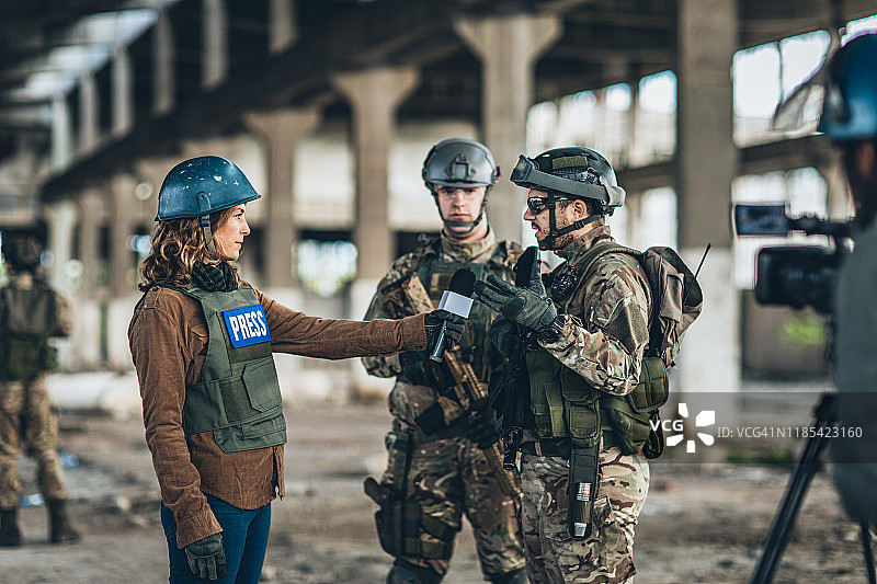 军人在战区接受采访图片素材