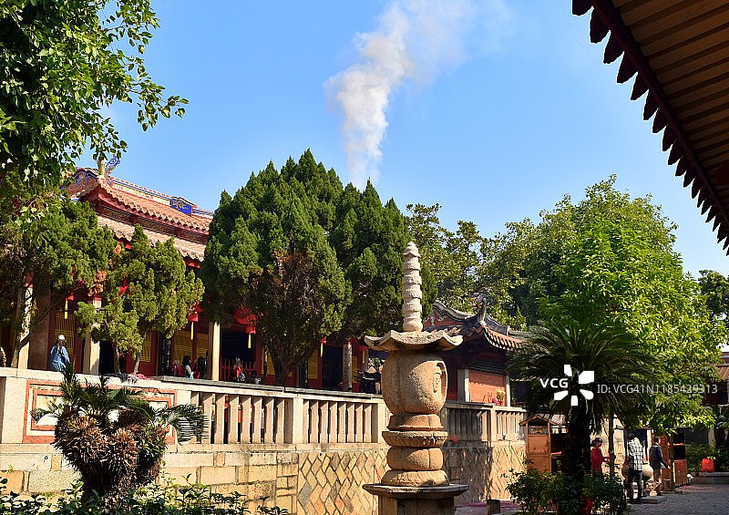 中国泉州开元寺祭祀烟火图片素材