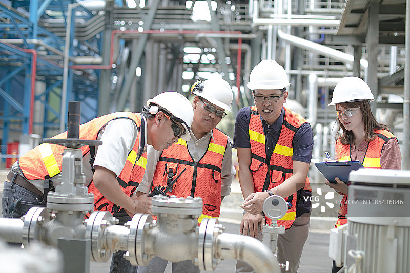 管道、石油与工程师图片素材