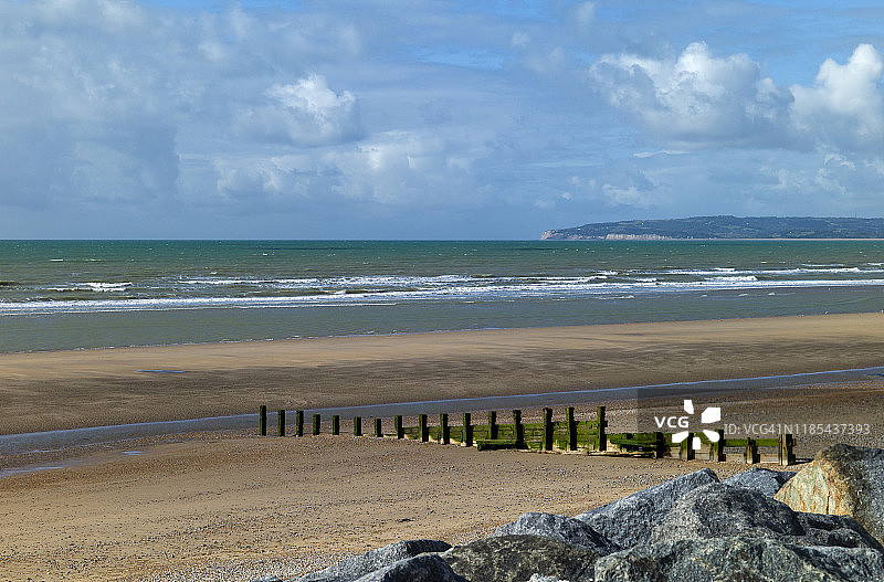 远处可见费尔莱特悬崖的布鲁姆希尔沙滩图片素材