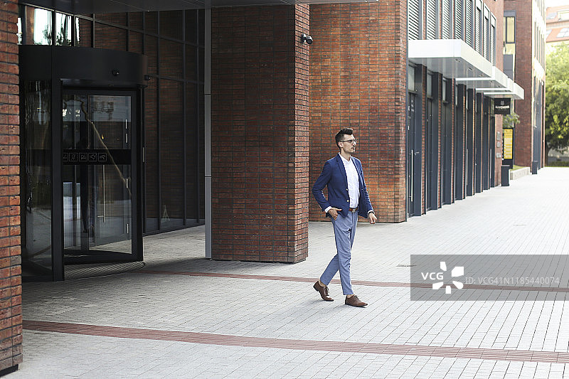 在酒店前的商人图片素材