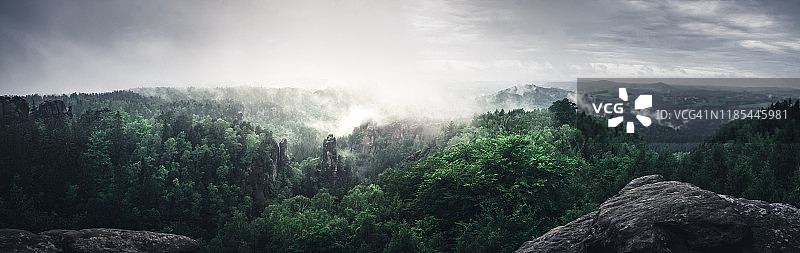 雾中的易北河砂岩山脉全景图片素材