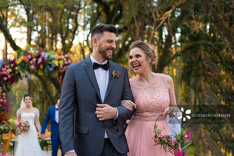 婚礼仪式上离开的伴郎和伴娘图片素材