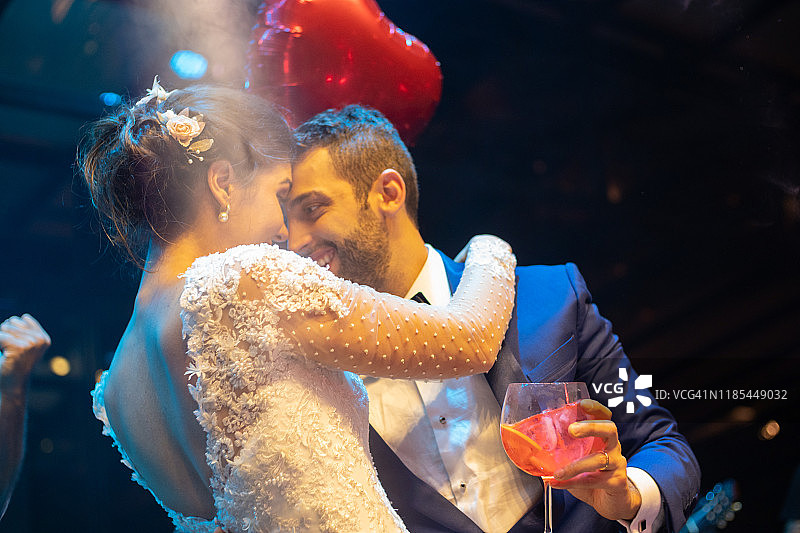 新娘和新郎在婚礼派对上跳舞图片素材