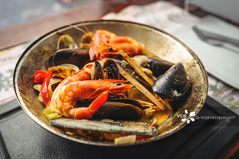 海鲜什锦汤，配有虾、贻贝、小蛤蜊、蛏子和蔬菜，葡萄牙波尔图图片素材