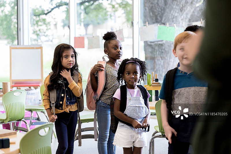 幼儿园学生排队放学图片素材