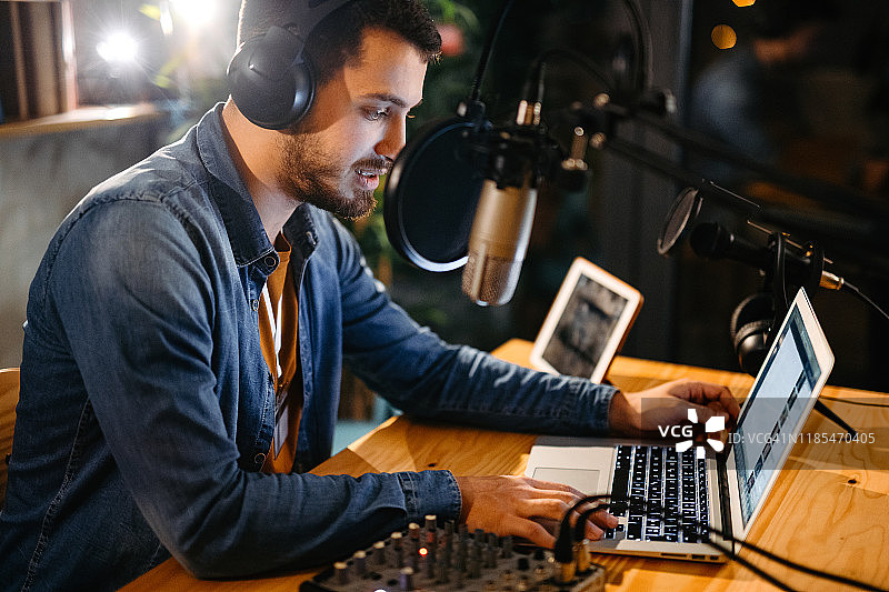 主持在线脱口秀节目图片素材