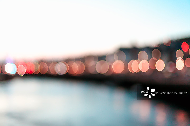 法国诺曼底黄昏时分城市灯光虚化图片素材