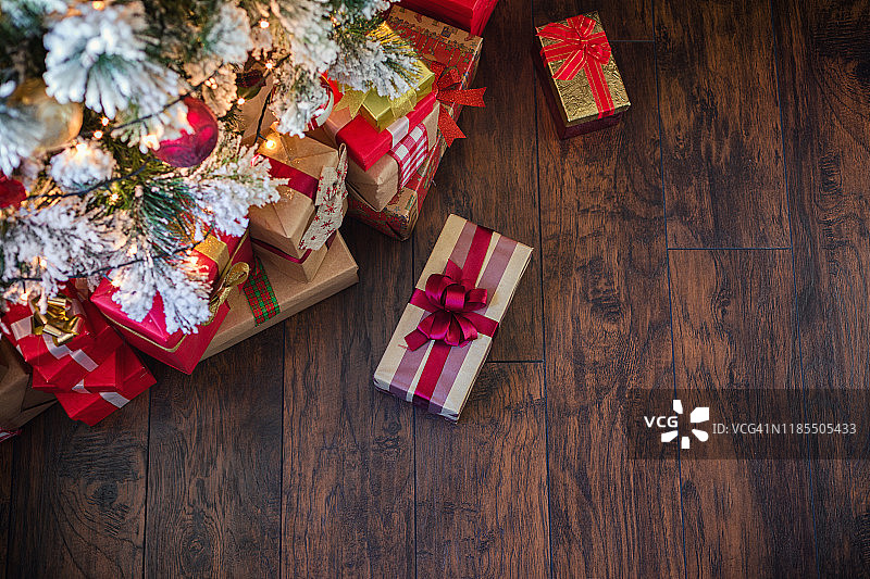 圣诞树下的礼物图片素材