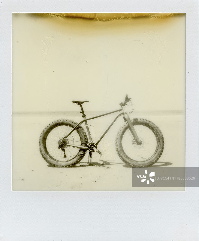 山地自行车的宝丽来照片图片素材