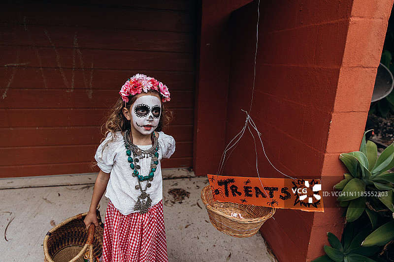 万圣节期间参加不给糖就捣蛋活动的澳大利亚年轻女孩图片素材