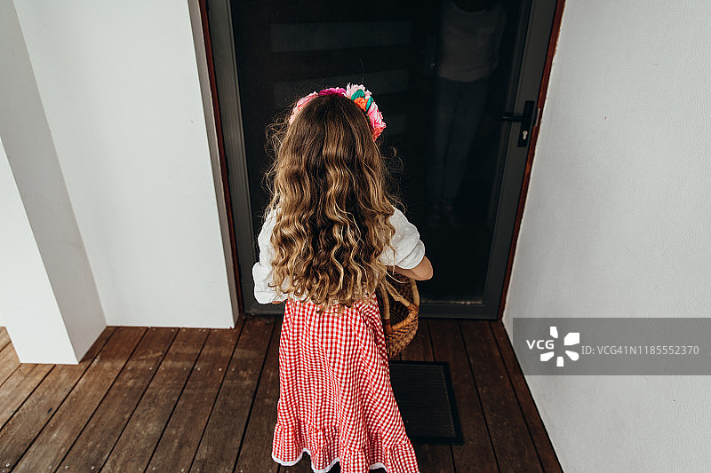 万圣节期间参加不给糖就捣蛋活动的澳大利亚年轻女孩图片素材