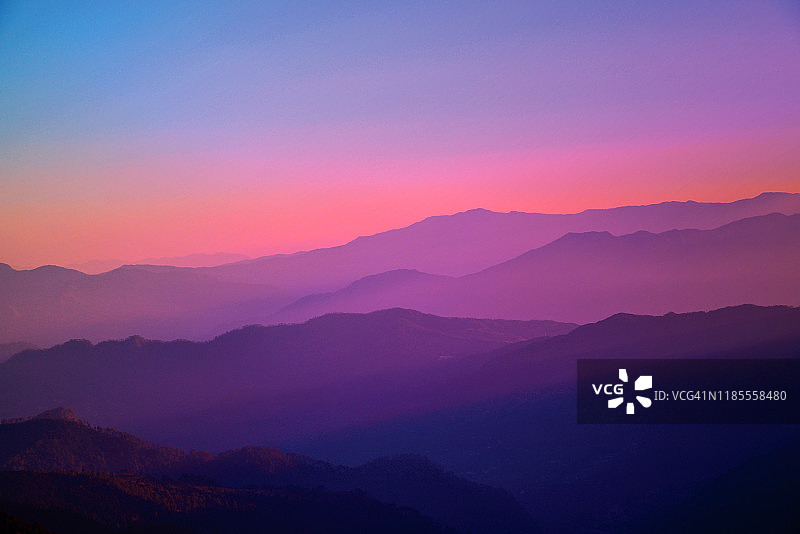 背景抽象朦胧的山脉彩色壁纸数字艺术渐变蜡笔戏剧性的背景图片素材