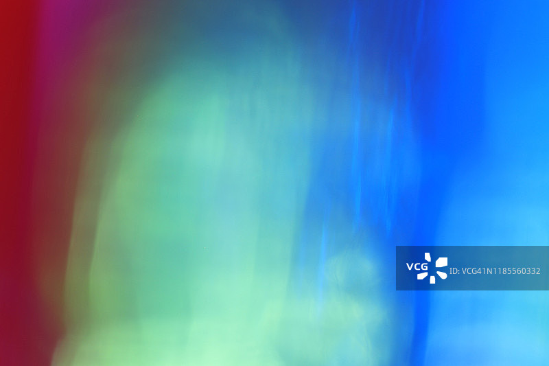 特写逆光红绿蓝玻璃瓶，营造抽象影像图片素材