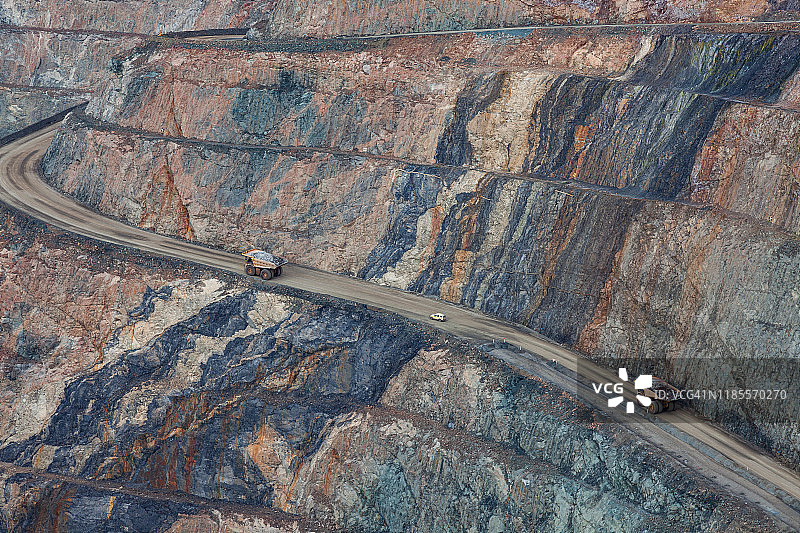 在西澳大利亚卡尔古利超级矿坑作业的矿用卡车图片素材