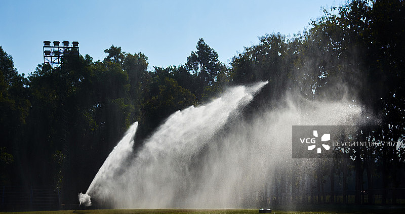 大泉眼为草地喷水图片素材